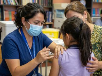Personal de salud administrando vacunas a escolares en un centro de atención primaria en La Araucanía