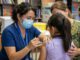 Personal de salud administrando vacunas a escolares en un centro de atención primaria en La Araucanía