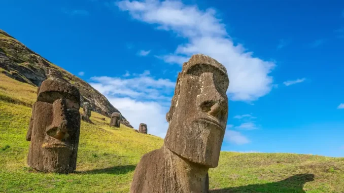 Turistas disfrutando de un paisaje en San Pedro de Atacama durante la celebración de Fiestas Patrias en Chile.