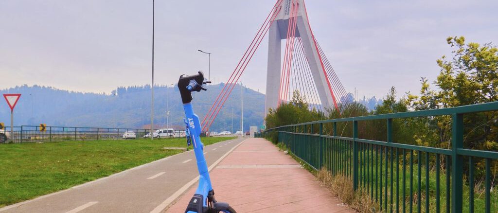 Persona utilizando un scooter electrico de la empresa JET en las calles de Temuco