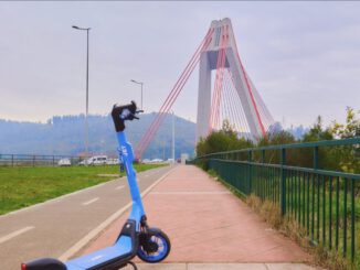 Persona utilizando un scooter electrico de la empresa JET en las calles de Temuco