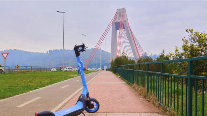 Persona utilizando un scooter electrico de la empresa JET en las calles de Temuco
