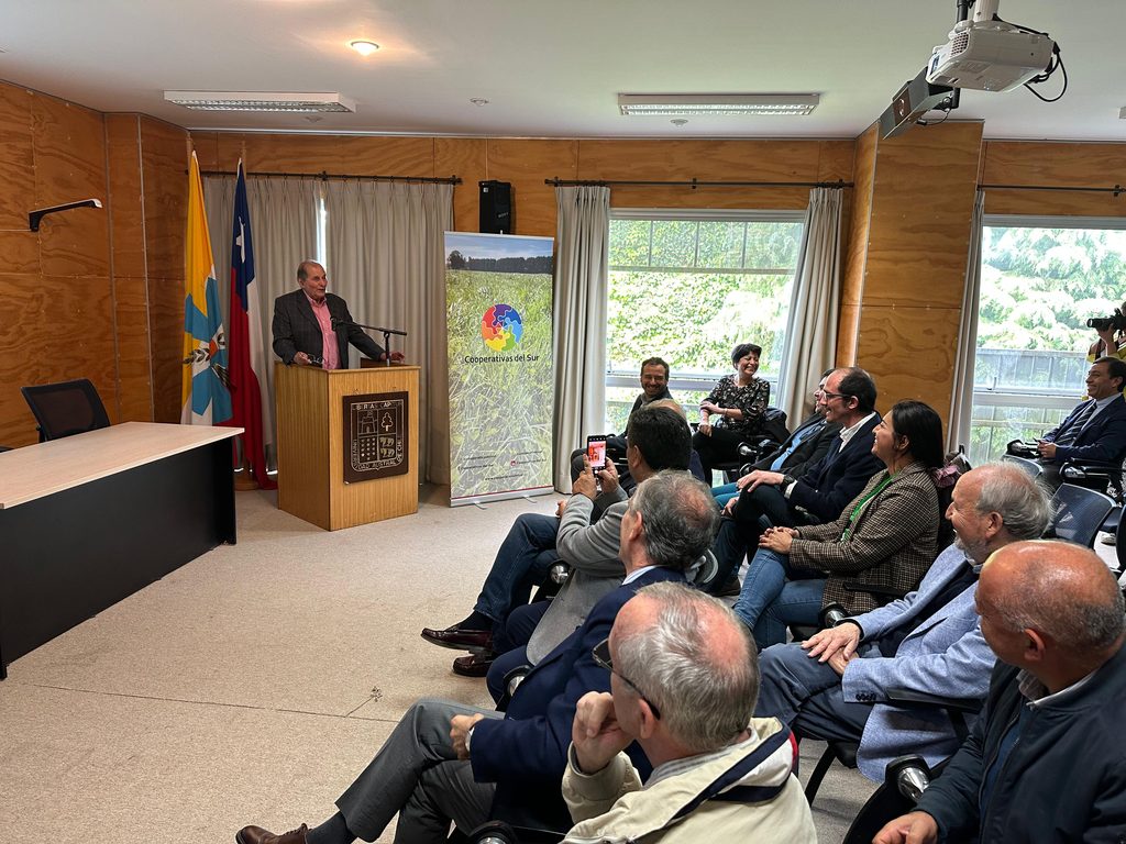 Participantes en el seminario de Cooperativas del Sur discutiendo sobre el desarrollo economico y empresarial