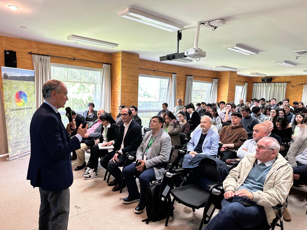 Participantes en el seminario de Cooperativas del Sur discutiendo sobre el desarrollo economico y empresarial