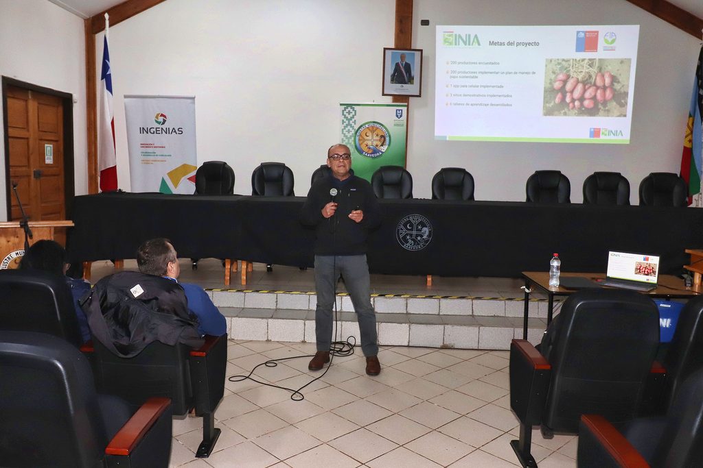 Agricultores participando en seminario sobre innovación hídrica y tecnología agrícola en Puerto Saavedra