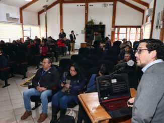 Agricultores participando en seminario sobre innovación hídrica y tecnología agrícola en Puerto Saavedra