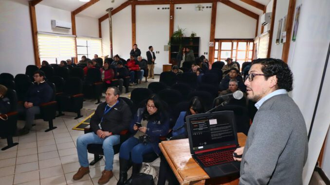 Agricultores participando en seminario sobre innovación hídrica y tecnología agrícola en Puerto Saavedra