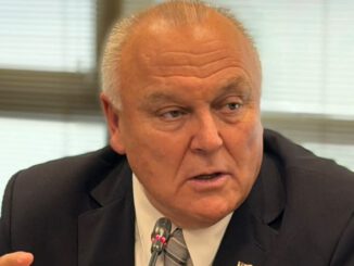 El senador Miguel Becker presentando el proyecto de ley sobre responsabilidad de cuidadores de adultos mayores en Chile