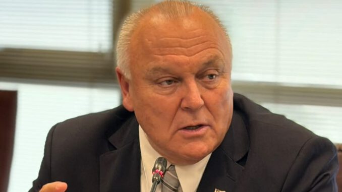 El senador Miguel Becker presentando el proyecto de ley sobre responsabilidad de cuidadores de adultos mayores en Chile