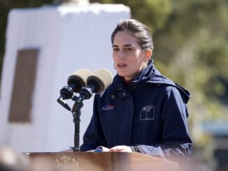 Autoridades coordinando el traslado de adultos mayores sobrevivientes del incendio en Pitrufquén