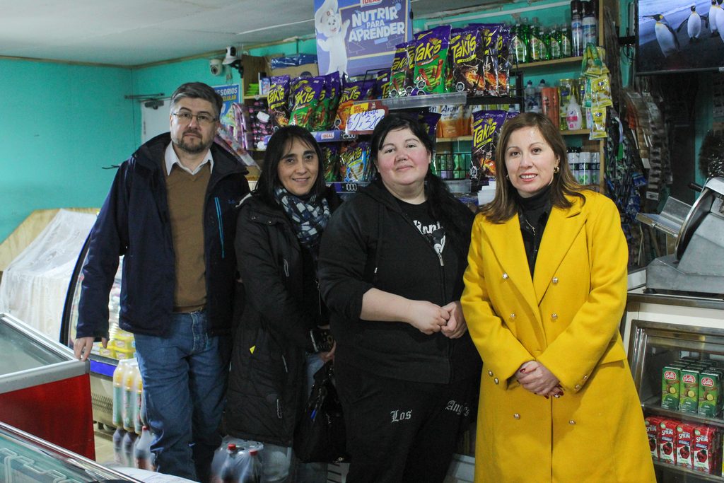 Directora regional de Sercotec Araucanía visitando un almacén beneficiado por el programa de digitalización