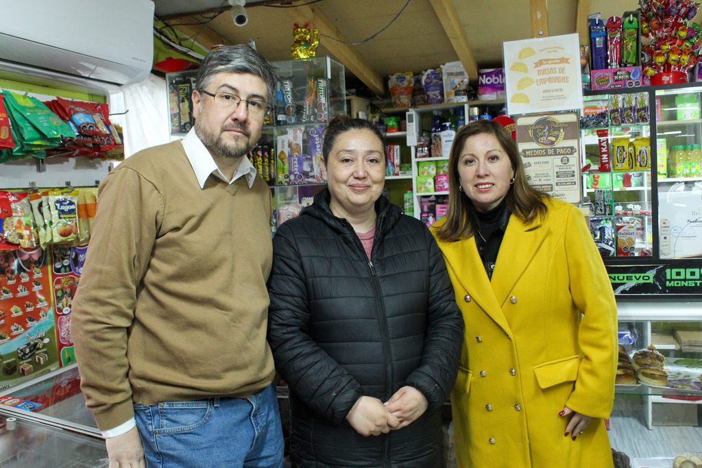 Directora regional de Sercotec Araucanía visitando un almacén beneficiado por el programa de digitalización