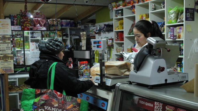 Directora regional de Sercotec Araucanía visitando un almacén beneficiado por el programa de digitalización