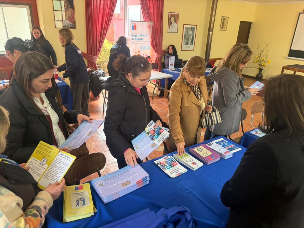 Autoridades y ciudadanos participando en el Día Nacional de Acceso a la Justicia en Traiguén