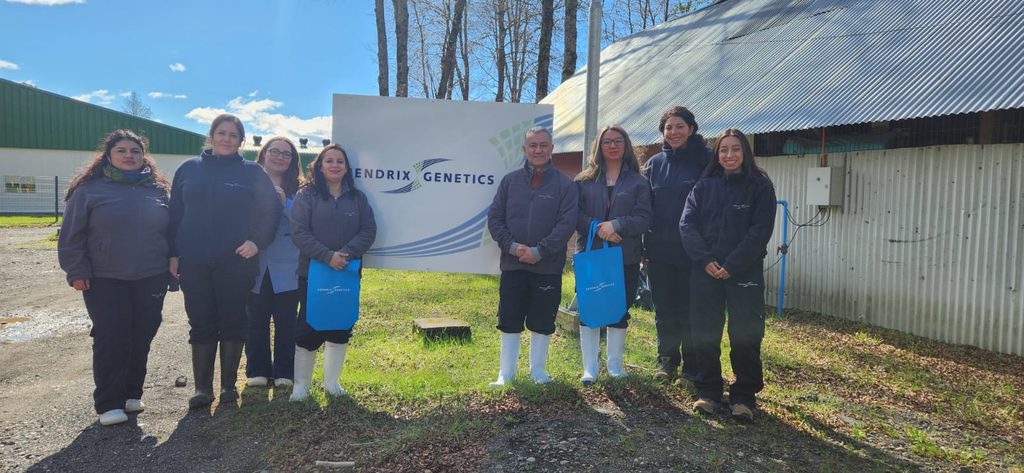 La Seremi de la Mujer de La Araucanía recorre las instalaciones de la piscicultura Catripulli de Hendrix Genetics.