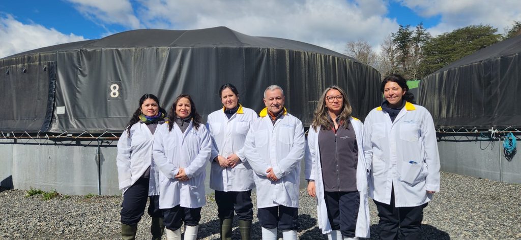 La Seremi de la Mujer de La Araucanía recorre las instalaciones de la piscicultura Catripulli de Hendrix Genetics.