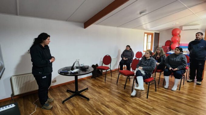 La Seremi de la Mujer de La Araucanía recorre las instalaciones de la piscicultura Catripulli de Hendrix Genetics.
