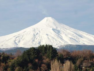 Volcán Villarrica mostrando actividad volcánica inusual en el cráter