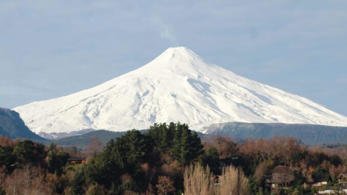 Volcán Villarrica mostrando actividad volcánica inusual en el cráter