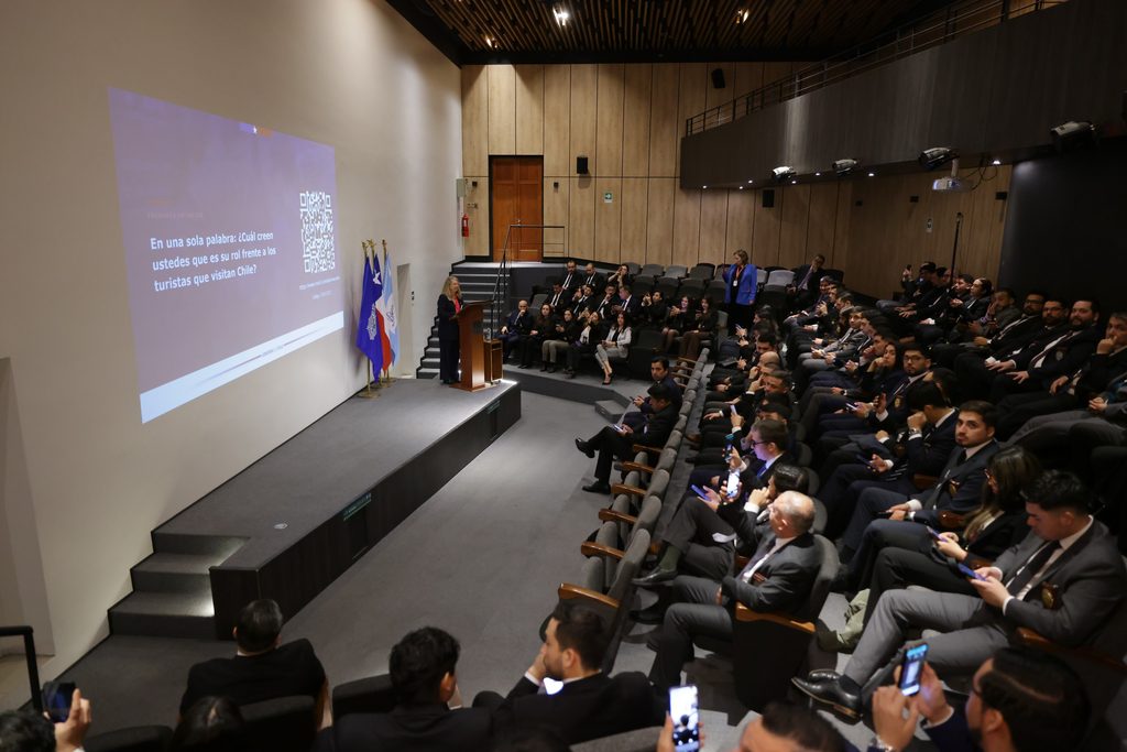 Funcionarios de la PDI y Subsecretaría de Turismo en jornada sobre hospitalidad para visitantes en Chile