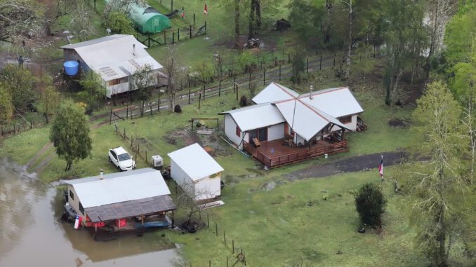 Equipos de emergencia trabajando en la recuperación de caminos y evaluación de daños tras el temporal en La Araucanía.