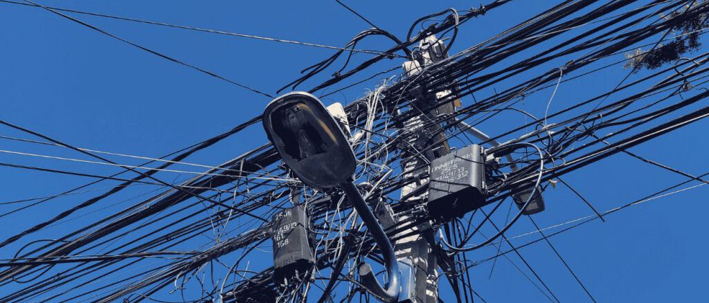Calles de Temuco afectadas por telarañas de cables aéreos incluidos en el plan Chao Cables de la Subtel