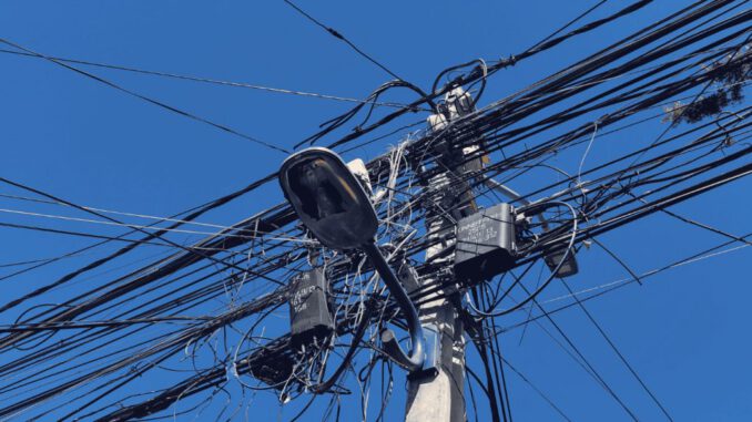 Calles de Temuco afectadas por telarañas de cables aéreos incluidos en el plan Chao Cables de la Subtel