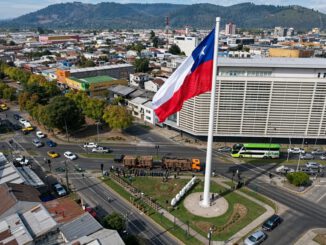 Mástil vacío de la Bandera Bicentenario en Temuco durante Fiestas Patrias