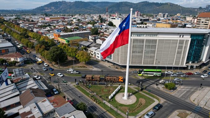 Mástil vacío de la Bandera Bicentenario en Temuco durante Fiestas Patrias