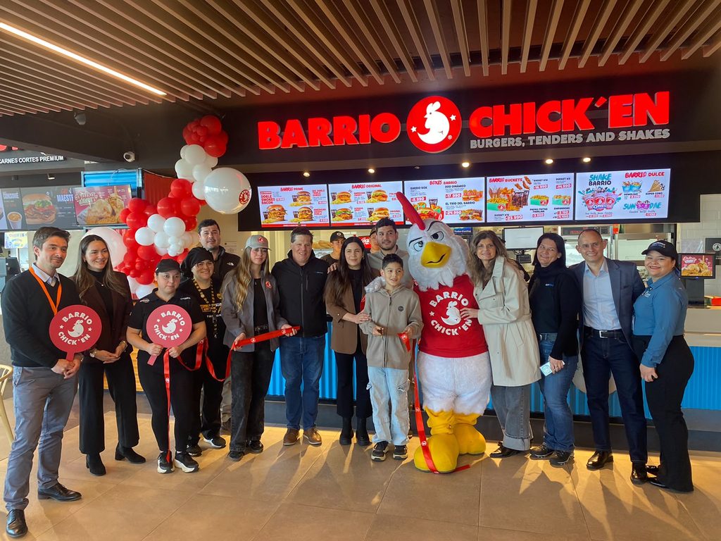 Fachada de los nuevos locales Tommy Beans y Barrio Chick'en en el centro comercial LOV Pitrufquén