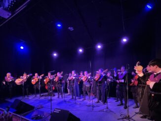 Integrantes de la Tuna de la Universidad de La Frontera en una presentación musical