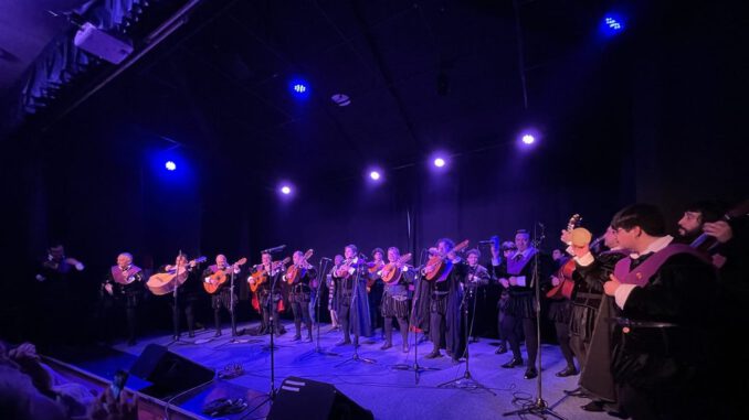 Integrantes de la Tuna de la Universidad de La Frontera en una presentación musical