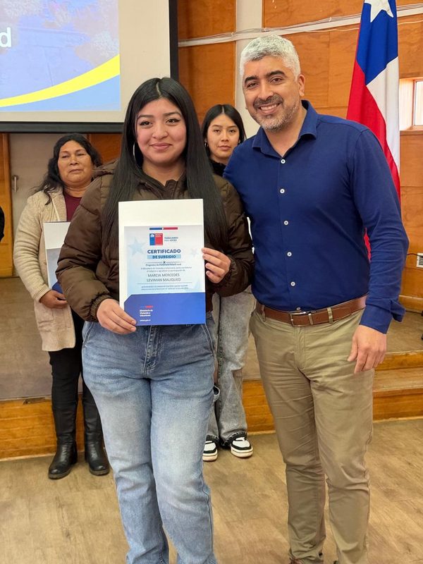 Familias de la comuna de Cholchol recibiendo sus subsidios para la construcción de viviendas rurales