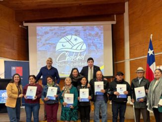 Familias de la comuna de Cholchol recibiendo sus subsidios para la construcción de viviendas rurales