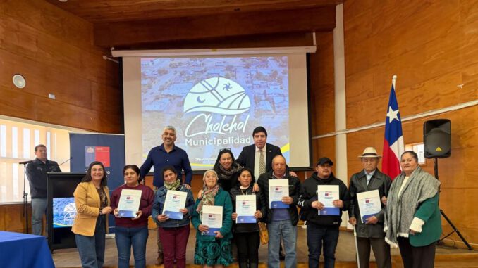 Familias de la comuna de Cholchol recibiendo sus subsidios para la construcción de viviendas rurales