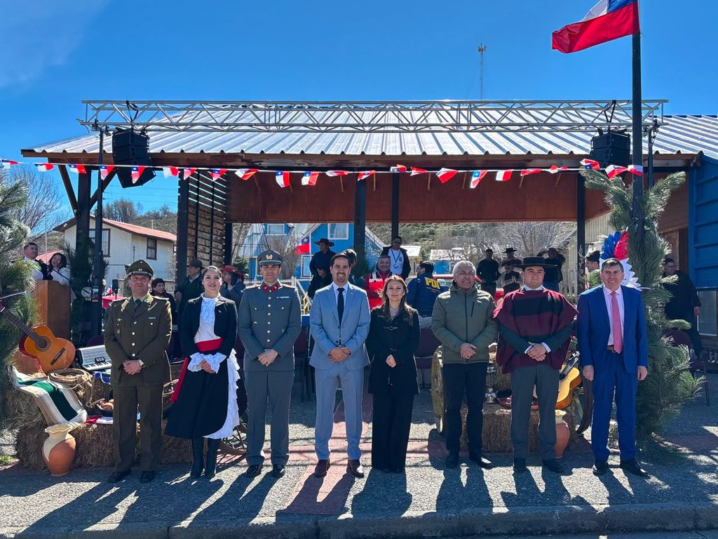 Desfile de Fiestas Patrias en la plaza de Villa Liucura con la presencia de autoridades y la comunidad