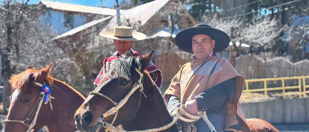 Desfile de Fiestas Patrias en la plaza de Villa Liucura con la presencia de autoridades y la comunidad