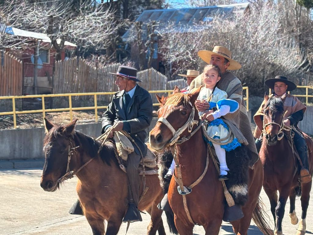 Desfile de Fiestas Patrias en la plaza de Villa Liucura con la presencia de autoridades y la comunidad