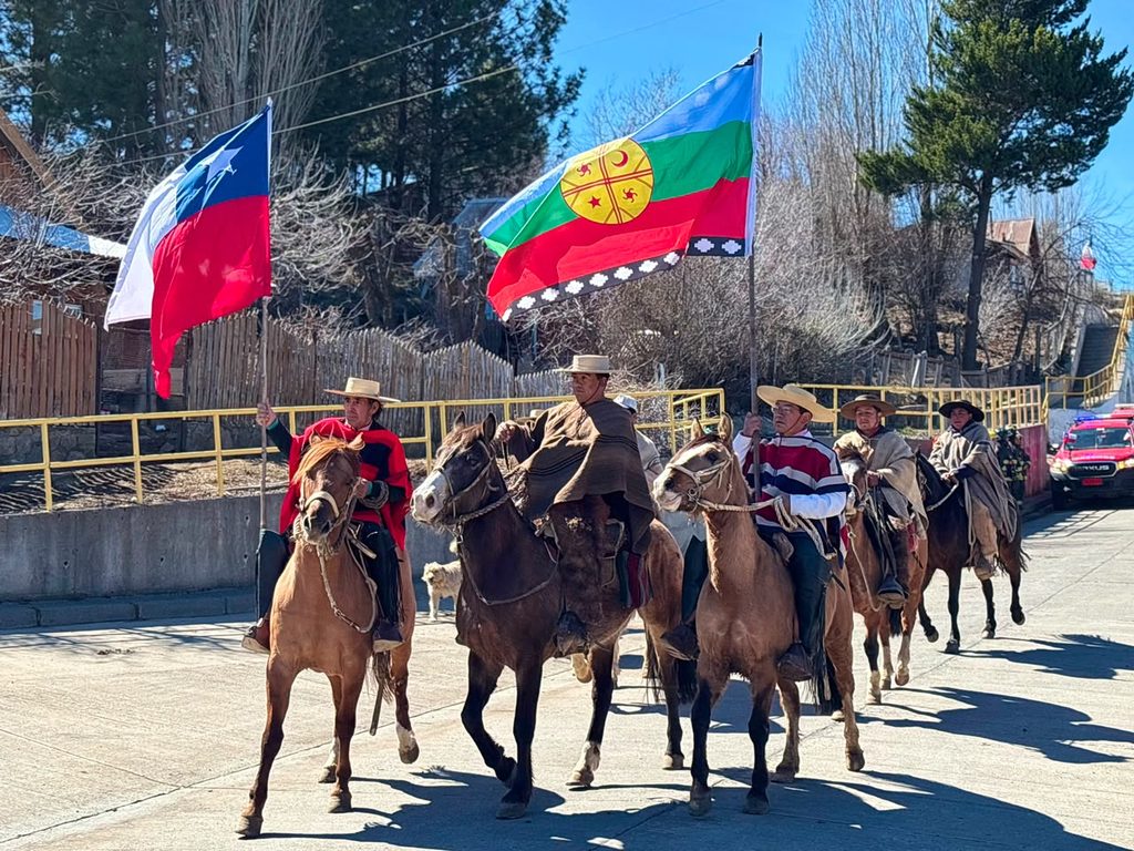 Desfile de Fiestas Patrias en la plaza de Villa Liucura con la presencia de autoridades y la comunidad