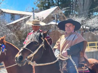 Desfile de Fiestas Patrias en la plaza de Villa Liucura con la presencia de autoridades y la comunidad