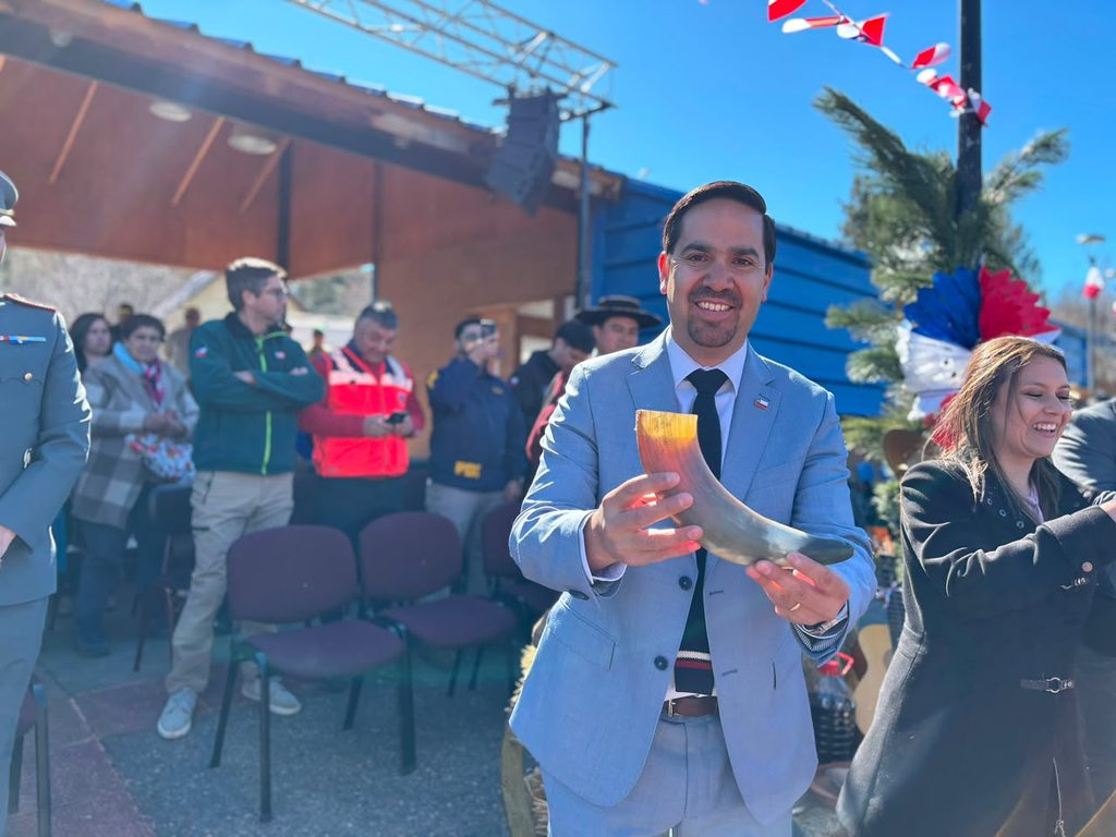 Desfile de Fiestas Patrias en la plaza de Villa Liucura con la presencia de autoridades y la comunidad