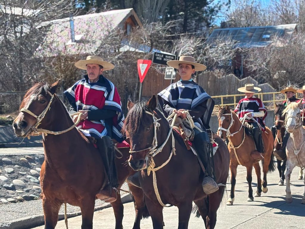 Desfile de Fiestas Patrias en la plaza de Villa Liucura con la presencia de autoridades y la comunidad