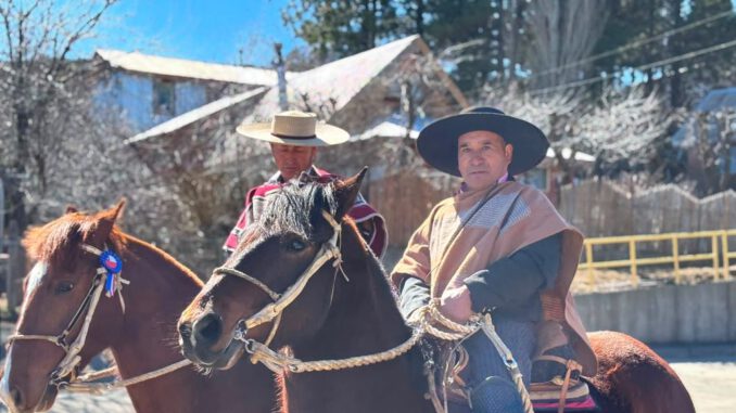 Desfile de Fiestas Patrias en la plaza de Villa Liucura con la presencia de autoridades y la comunidad