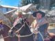 Desfile de Fiestas Patrias en la plaza de Villa Liucura con la presencia de autoridades y la comunidad