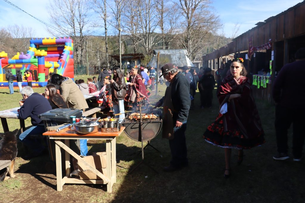 Vecinos y familias participando en la celebración de Fiestas Patrias en la Feria Newen Mapu de Ñancul.
