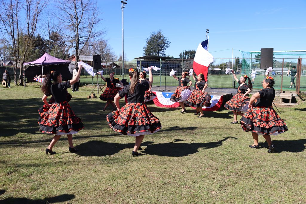 Vecinos y familias participando en la celebración de Fiestas Patrias en la Feria Newen Mapu de Ñancul.