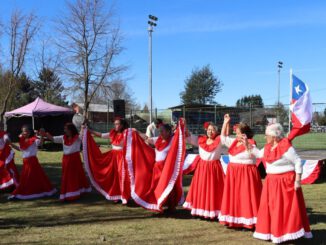 Vecinos y familias participando en la celebración de Fiestas Patrias en la Feria Newen Mapu de Ñancul.