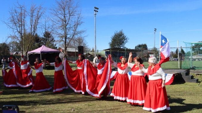 Vecinos y familias participando en la celebración de Fiestas Patrias en la Feria Newen Mapu de Ñancul.