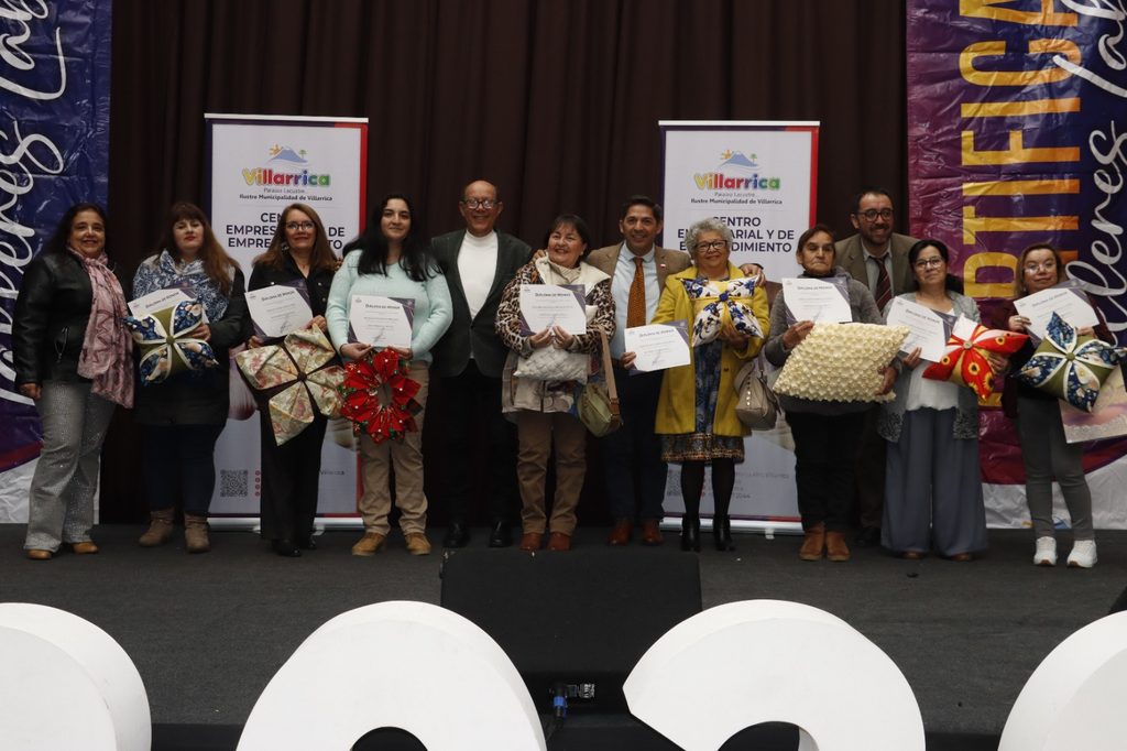 Vecinos de Villarrica recibiendo certificados tras finalizar exitosamente los Talleres Laborales 2026.