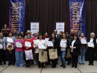 Vecinos de Villarrica recibiendo certificados tras finalizar exitosamente los Talleres Laborales 2026.